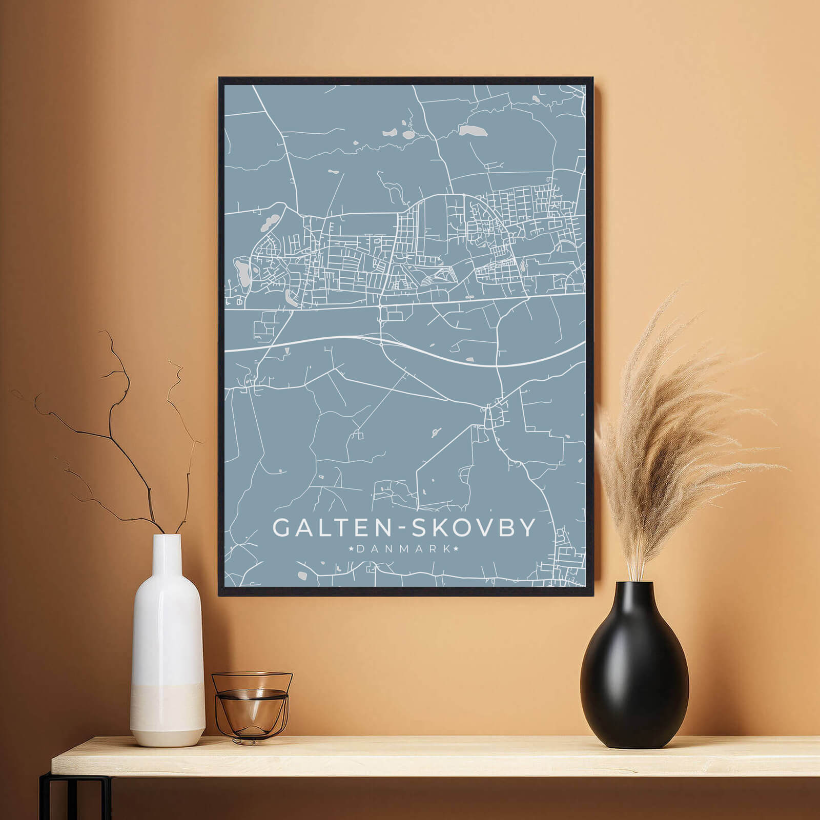 Galten Skovby by plakat er perfekt boligplakat, til stuen. Denne Galten Skovby plakat med området som motiv viser Galten Skovby fra sin smukkeste side