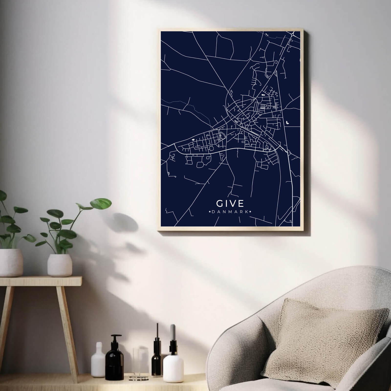 Give by plakat er perfekt boligplakat, til stuen. Denne Give plakat med området som motiv viser Give fra sin smukkeste side