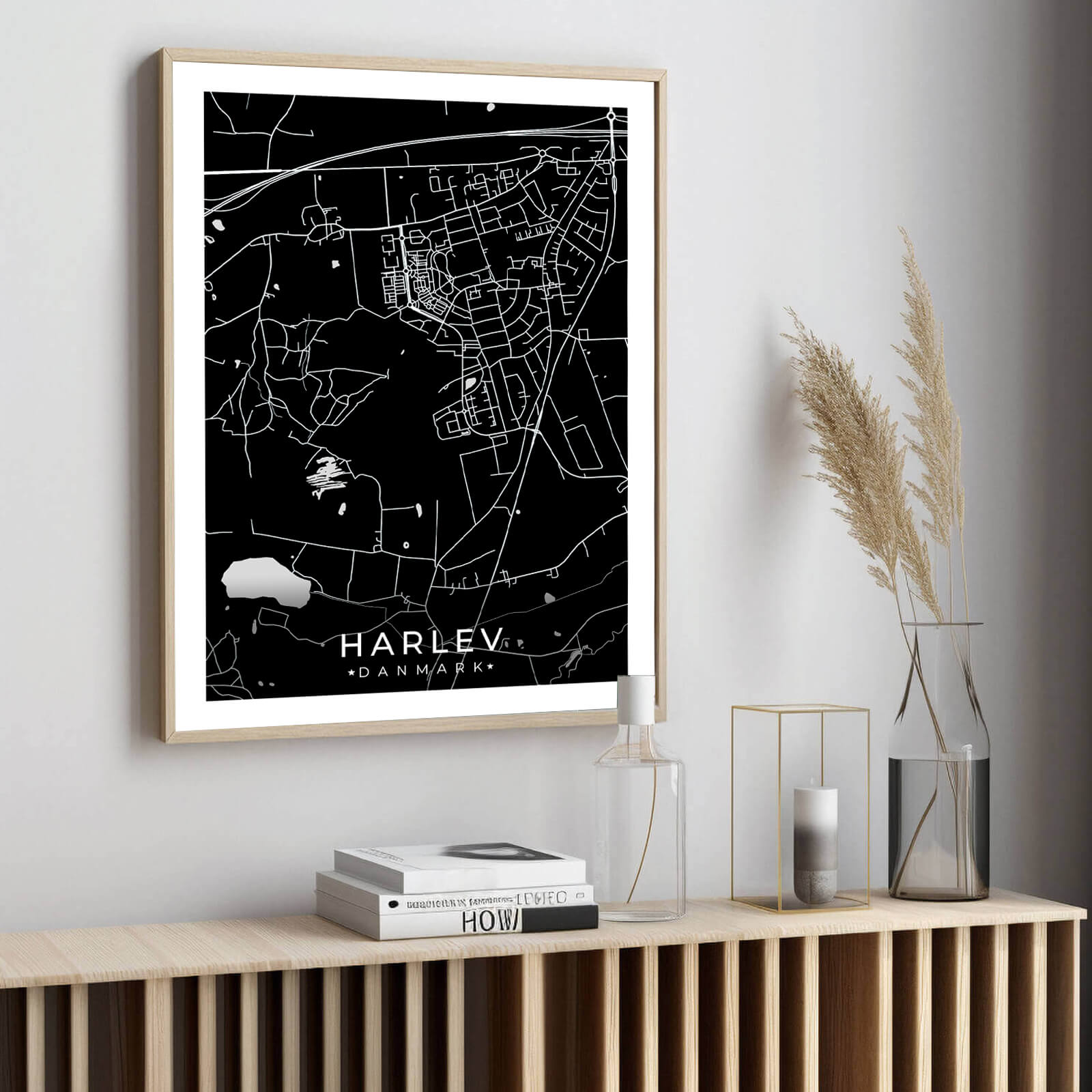 Harlev by plakat er perfekt boligplakat, til stuen. Denne Harlev plakat med området som motiv viser Harlev fra sin smukkeste side