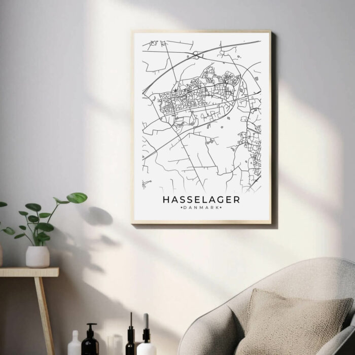 Hasselager by plakat er perfekt boligplakat, til stuen. Denne Hasselager plakat med området som motiv viser Hasselager fra sin smukkeste side