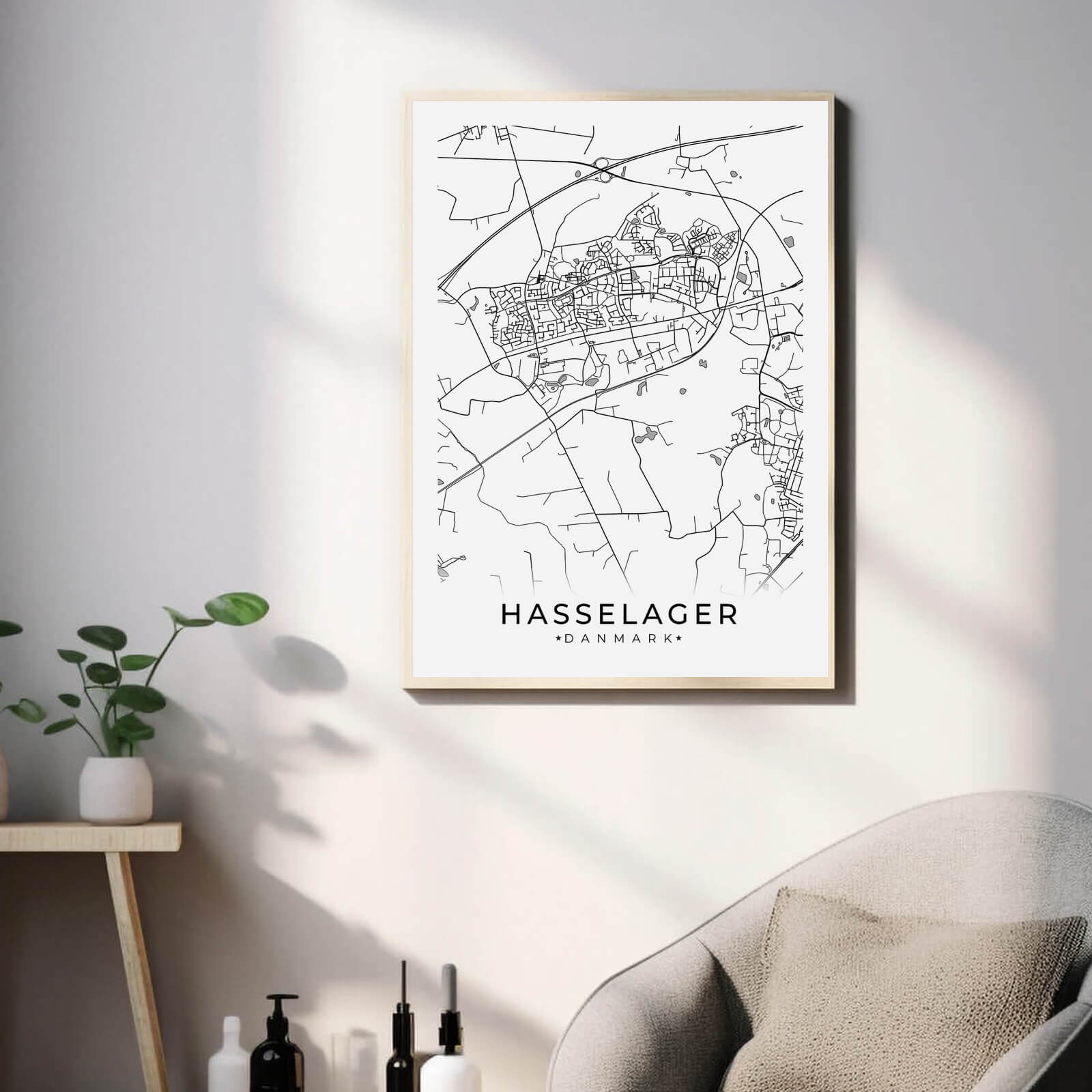 Hasselager by plakat er perfekt boligplakat, til stuen. Denne Hasselager plakat med området som motiv viser Hasselager fra sin smukkeste side