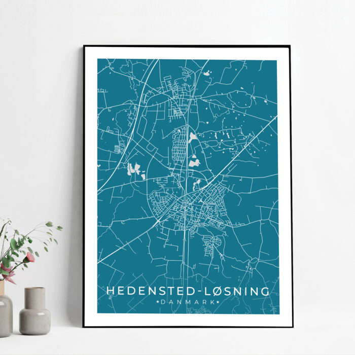 Hedensted-Løsning by plakat er perfekt boligplakat, til stuen. Denne Hedensted-Løsning plakat med området som motiv viser Hedensted-Løsning fra sin smukkeste side