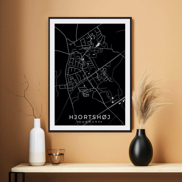 Hjortshøj by plakat er perfekt boligplakat, til stuen. Denne Hjortshøj plakat med området som motiv viser Hjortshøj fra sin smukkeste side