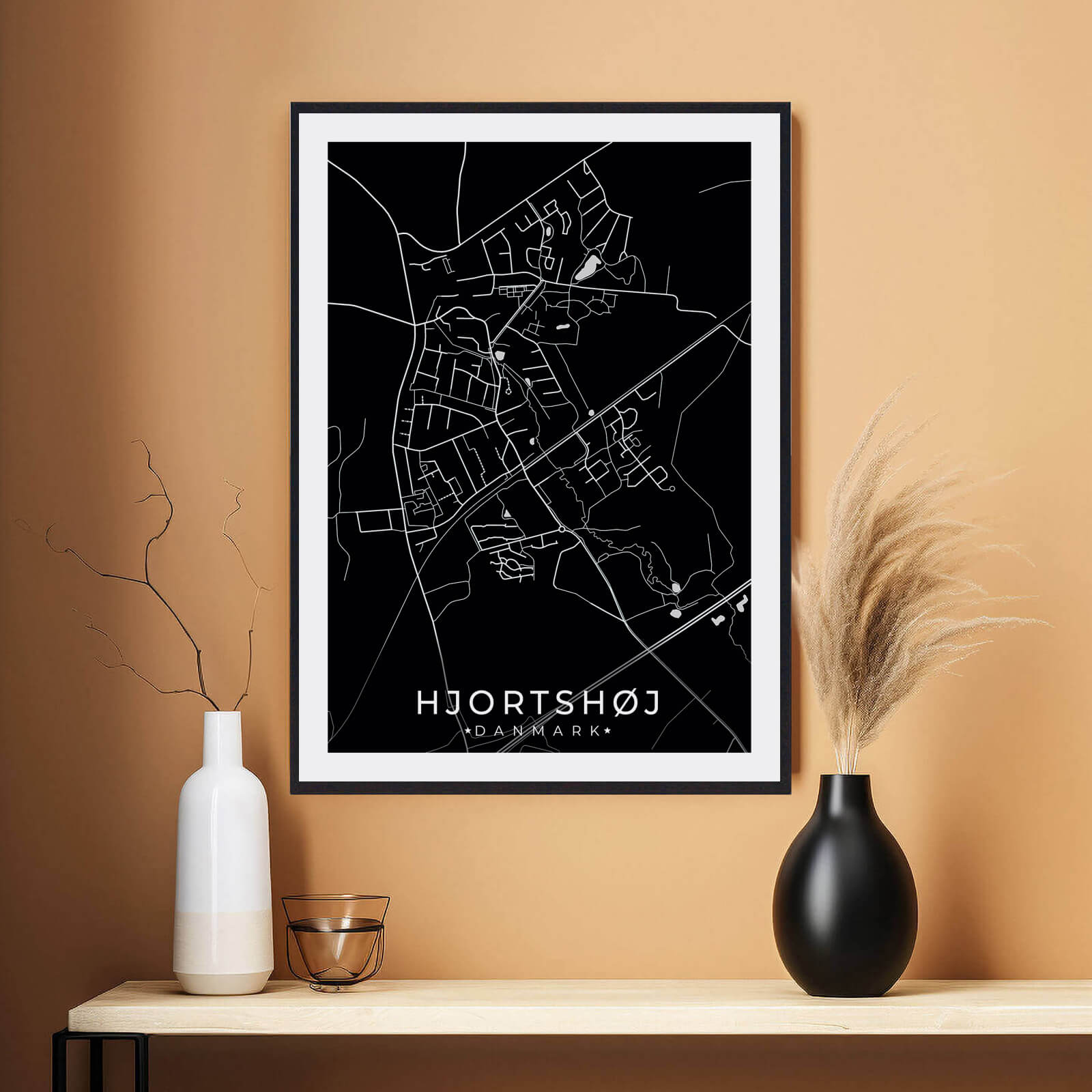 Hjortshøj by plakat er perfekt boligplakat, til stuen. Denne Hjortshøj plakat med området som motiv viser Hjortshøj fra sin smukkeste side