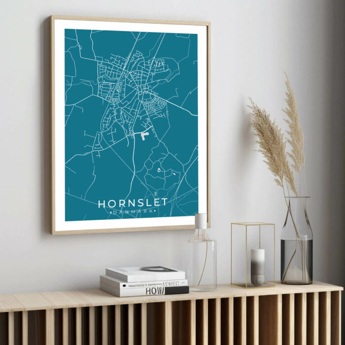 Hornslet by plakat er perfekt boligplakat, til stuen. Denne Hornslet plakat med området som motiv viser Hornslet fra sin smukkeste side