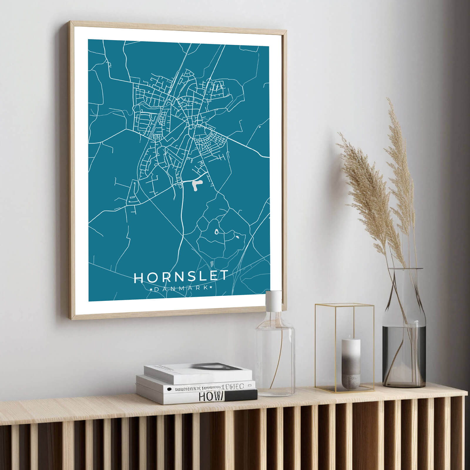 Hornslet by plakat er perfekt boligplakat, til stuen. Denne Hornslet plakat med området som motiv viser Hornslet fra sin smukkeste side