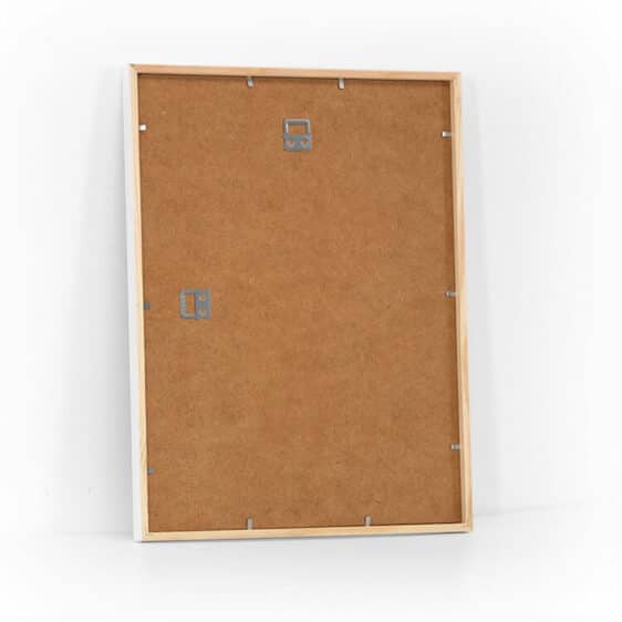 Bagside af 30x40cm hvidmalet ramme fra Hoei Denmark. Viser ophæng og plexiglas bagbeklædning. Minimalistisk design.