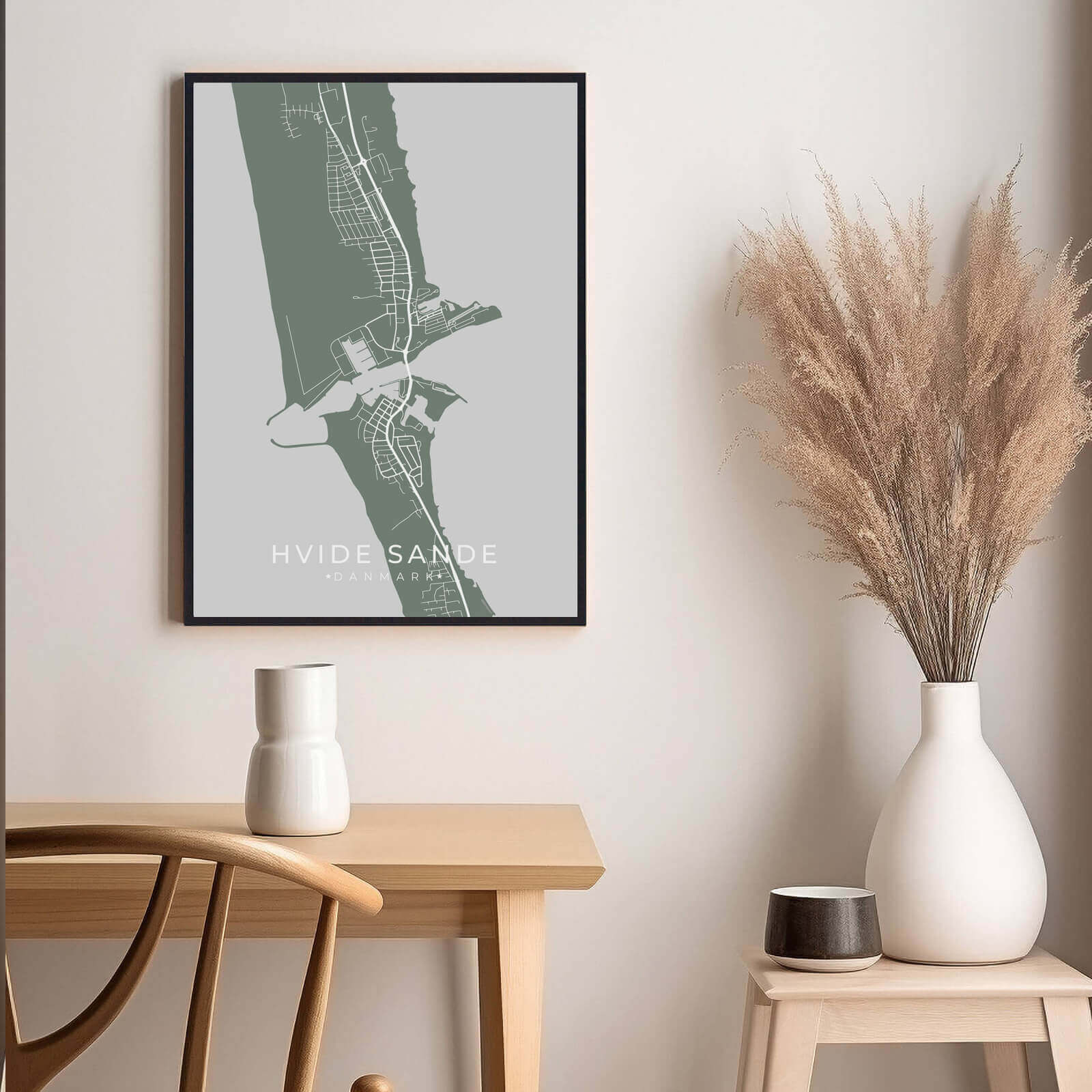 Hvide Sande by plakat er perfekt boligplakat, til stuen. Denne Hvide Sande plakat med området som motiv viser Hvide Sande fra sin smukkeste side
