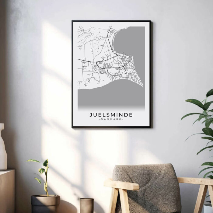 Juelsminde by plakat er perfekt boligplakat, til stuen. Denne Juelsminde plakat med området som motiv viser Juelsminde fra sin smukkeste side