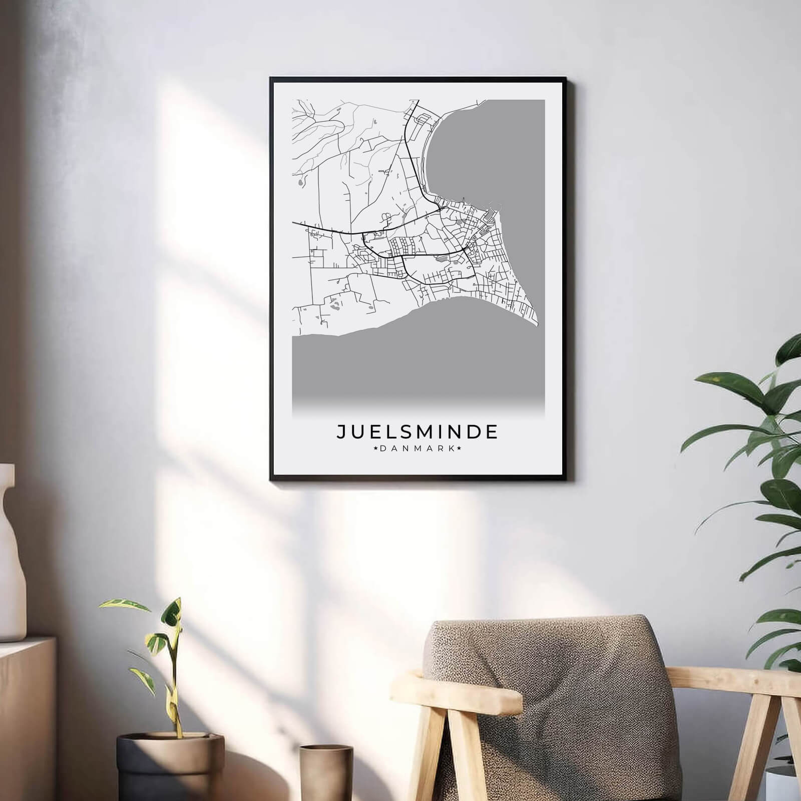 Juelsminde by plakat er perfekt boligplakat, til stuen. Denne Juelsminde plakat med området som motiv viser Juelsminde fra sin smukkeste side