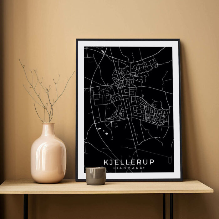 Kjellerup by plakat er perfekt boligplakat, til stuen. Denne Kjellerup plakat med området som motiv viser Kjellerup fra sin smukkeste side
