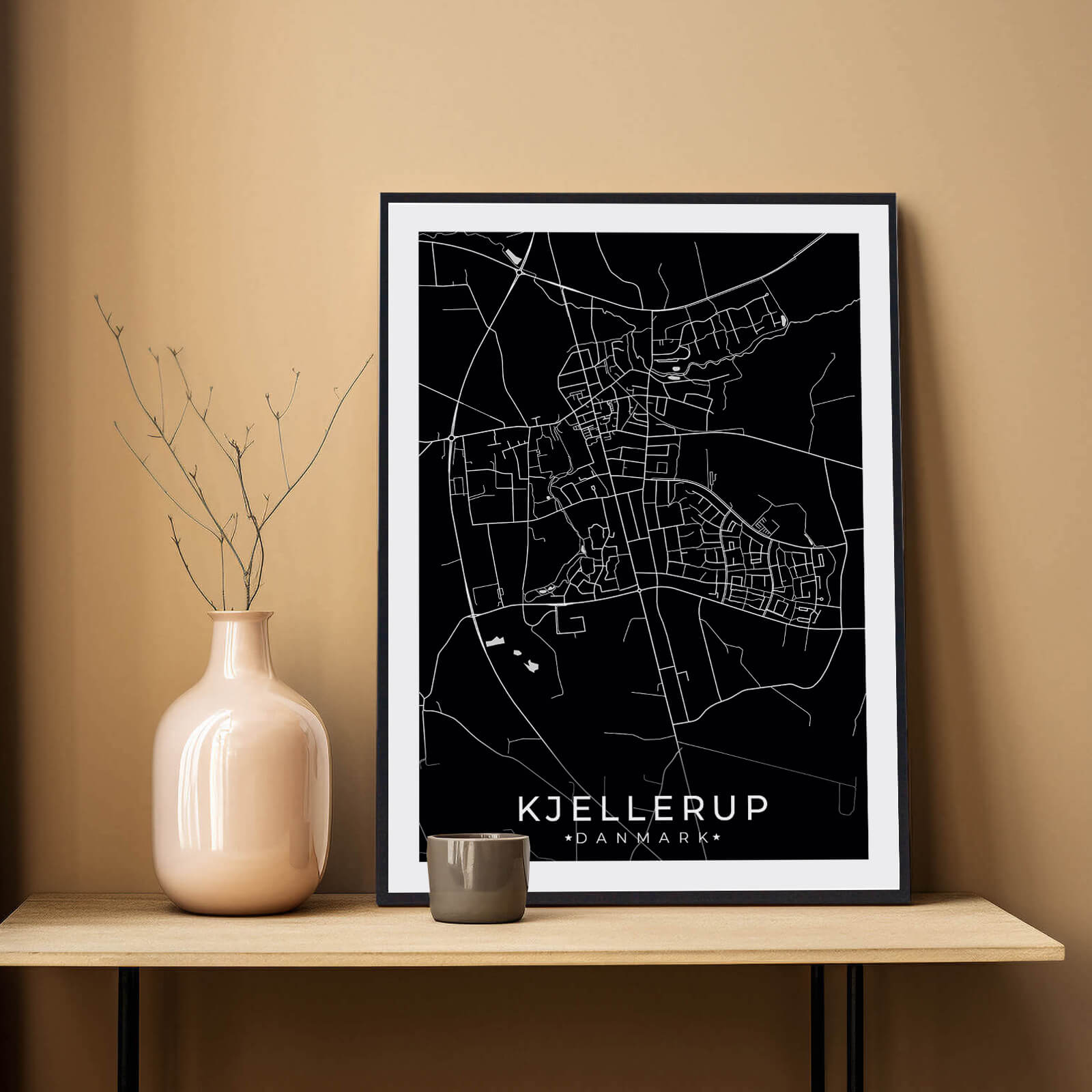 Kjellerup by plakat er perfekt boligplakat, til stuen. Denne Kjellerup plakat med området som motiv viser Kjellerup fra sin smukkeste side