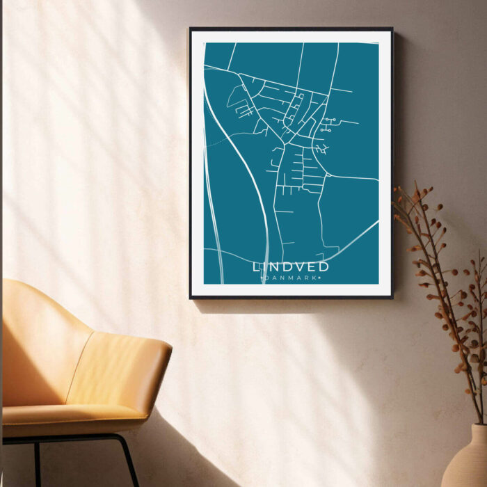 Lindved by plakat er perfekt boligplakat, til stuen. Denne Lindved plakat med området som motiv viser Lindved fra sin smukkeste side