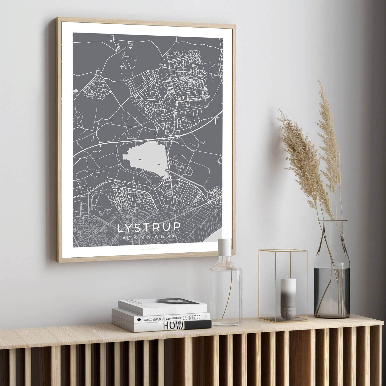 Lystrup by plakat er perfekt boligplakat, til stuen. Denne Lystrup plakat med området som motiv viser Lystrup fra sin smukkeste side