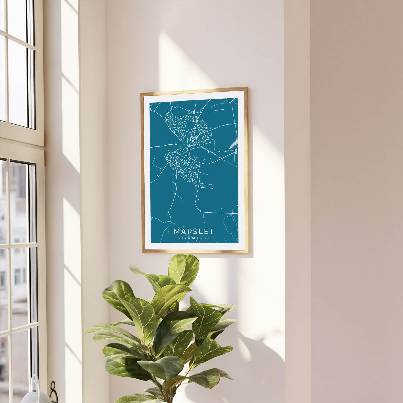 Mårslet by plakat er perfekt boligplakat, til stuen. Denne Mårslet plakat med området som motiv viser Mårslet fra sin smukkeste side