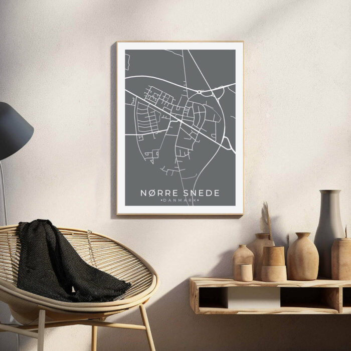 Nørre Snede by plakat er perfekt boligplakat, til stuen. Denne Nørre Snede plakat med området som motiv viser Nørre Snede fra sin smukkeste side