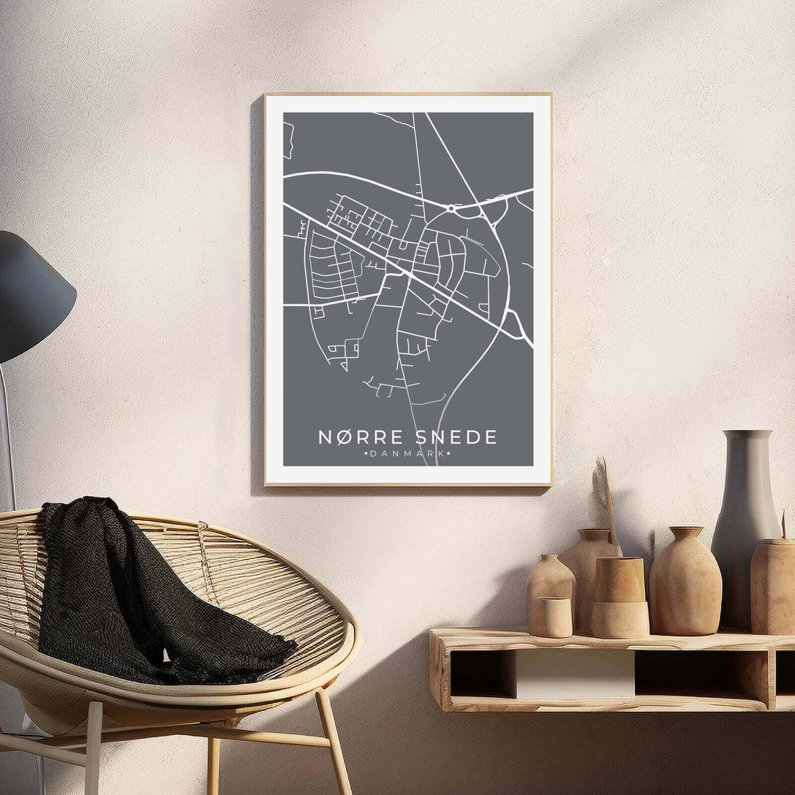 Nørre Snede by plakat er perfekt boligplakat, til stuen. Denne Nørre Snede plakat med området som motiv viser Nørre Snede fra sin smukkeste side