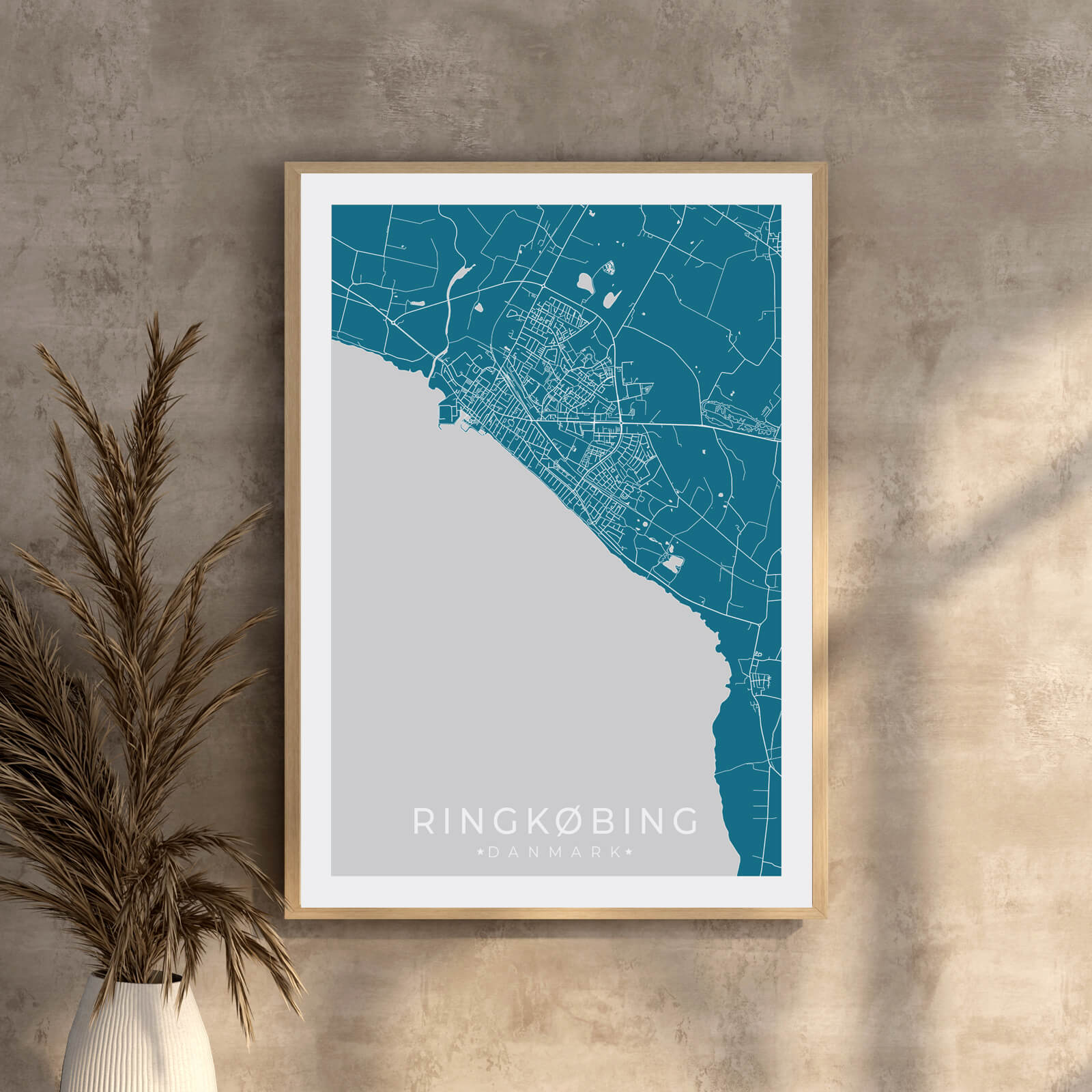 Ringkøbing by plakat er perfekt boligplakat, til stuen. Denne Ringkøbing plakat med området som motiv viser Ringkøbing fra sin smukkeste side