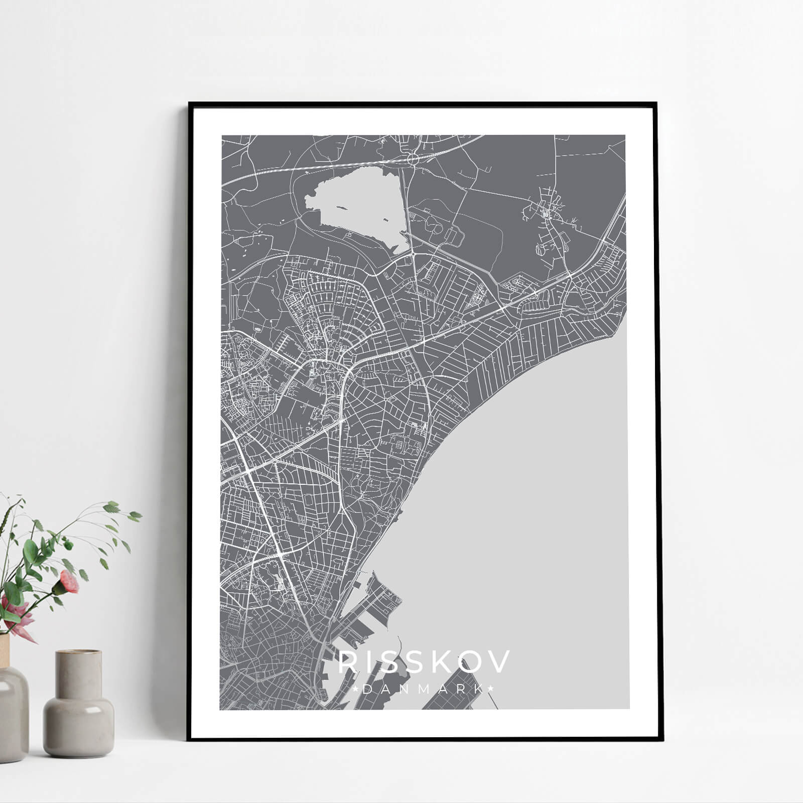 Risskov by plakat er perfekt boligplakat, til stuen. Denne Risskov plakat med området som motiv viser Risskov fra sin smukkeste side