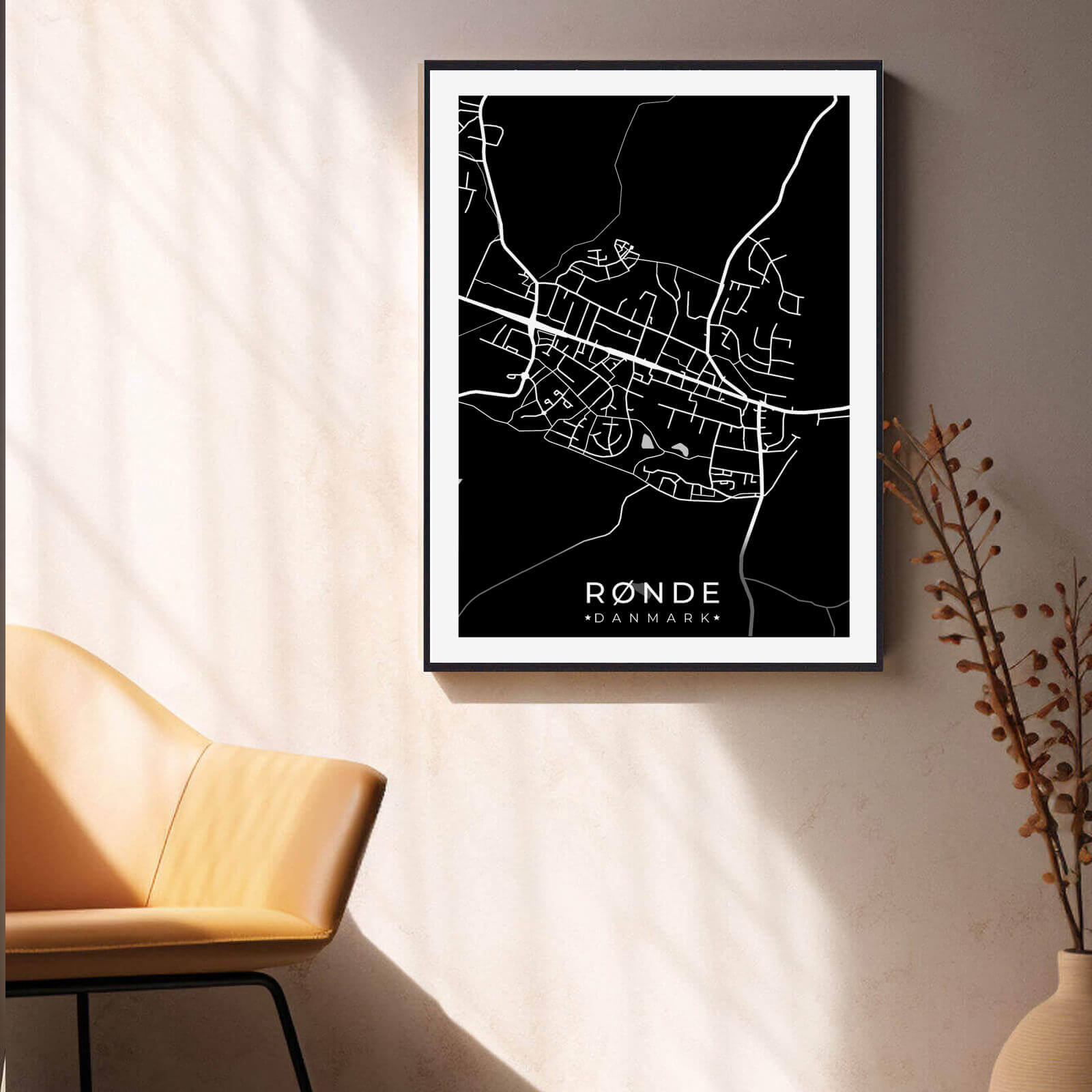 Rønde by plakat er perfekt boligplakat, til stuen. Denne Rønde plakat med området som motiv viser Rønde fra sin smukkeste side