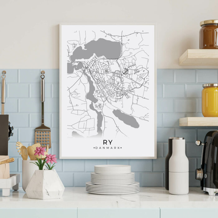 Ry by plakat er perfekt boligplakat, til stuen. Denne Ry plakat med området som motiv viser Ry fra sin smukkeste side