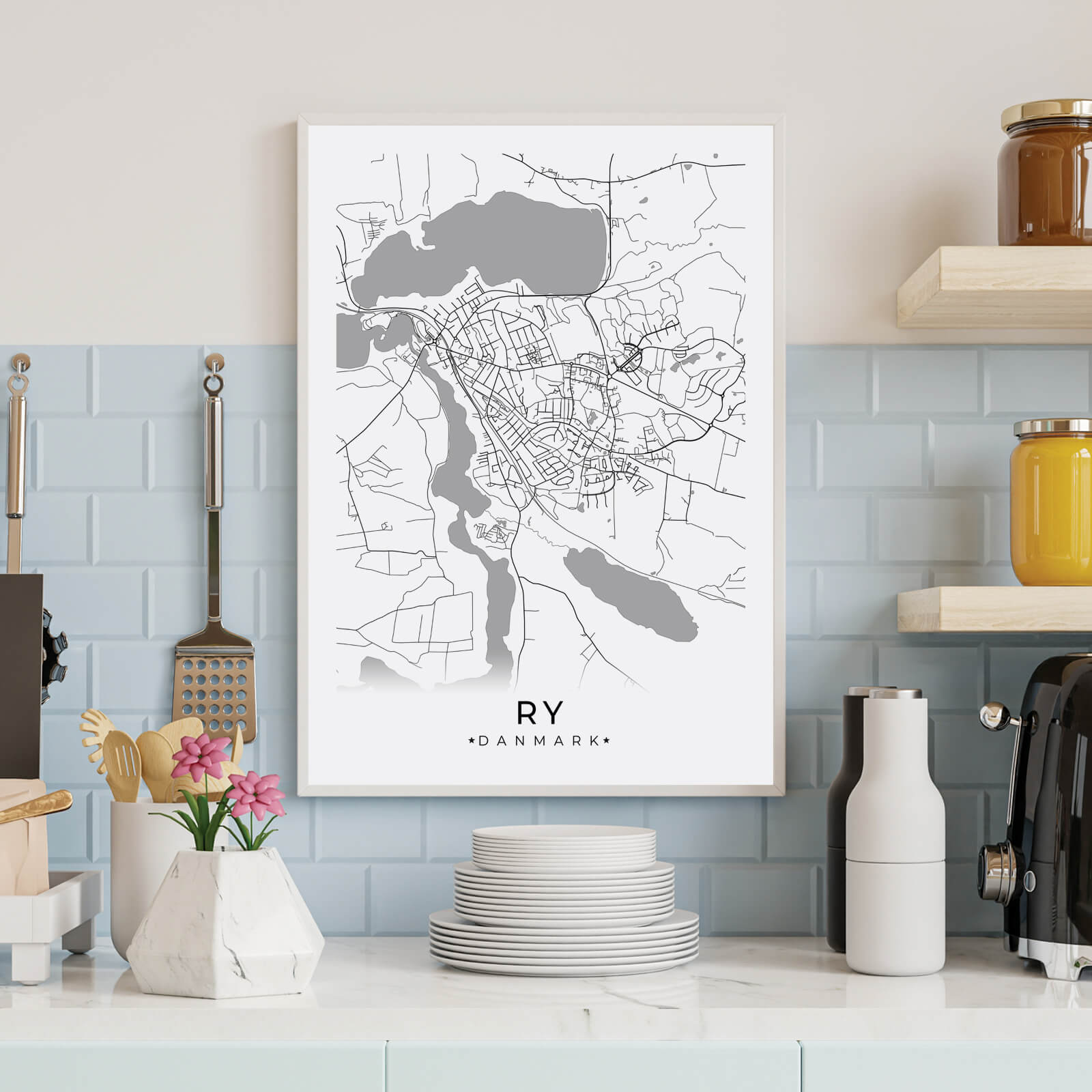 Ry by plakat er perfekt boligplakat, til stuen. Denne Ry plakat med området som motiv viser Ry fra sin smukkeste side