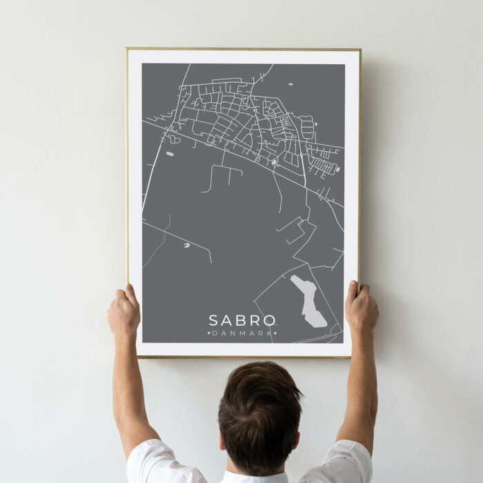 Sabro by plakat er perfekt boligplakat, til stuen. Denne Sabro plakat med området som motiv viser Sabro fra sin smukkeste side