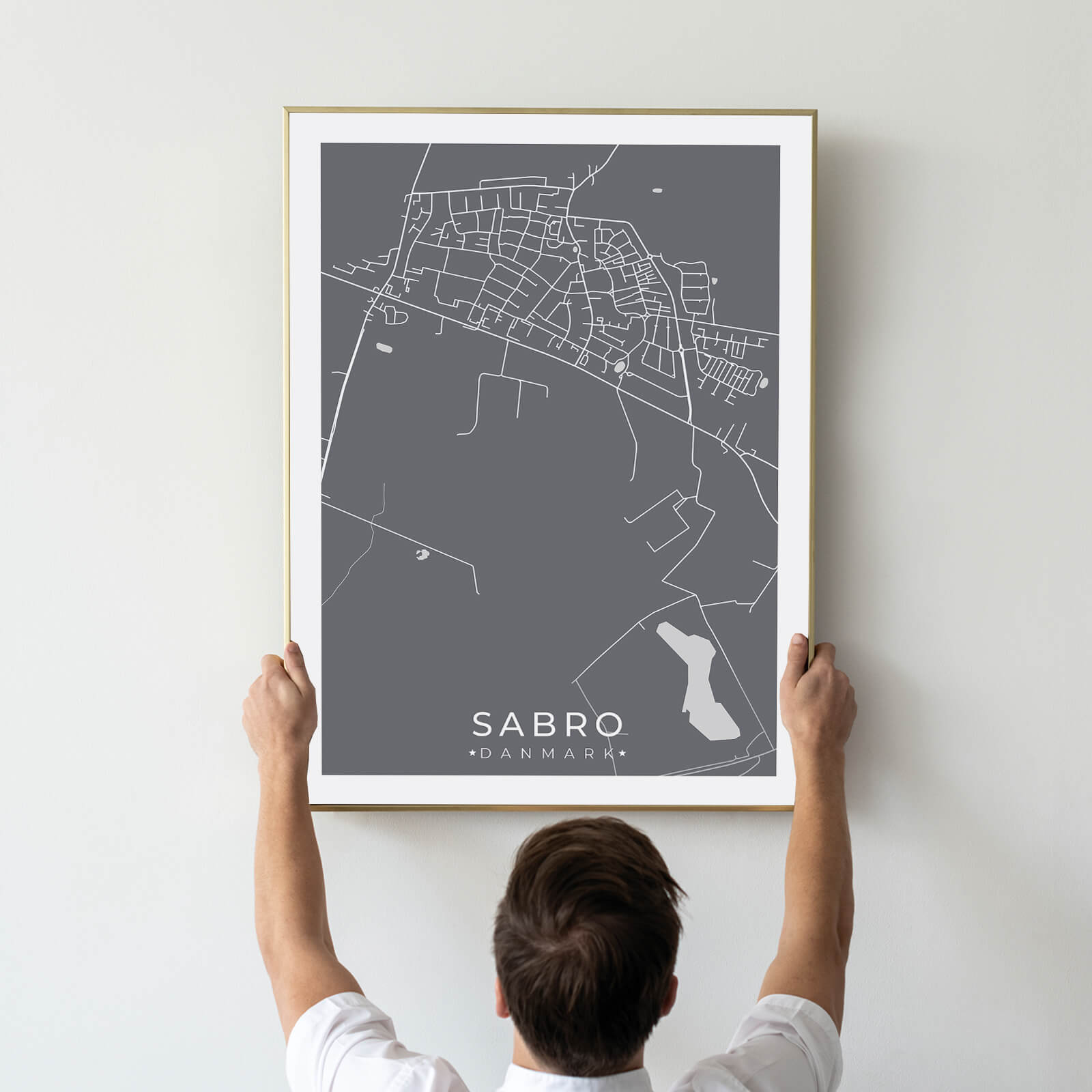 Sabro by plakat er perfekt boligplakat, til stuen. Denne Sabro plakat med området som motiv viser Sabro fra sin smukkeste side
