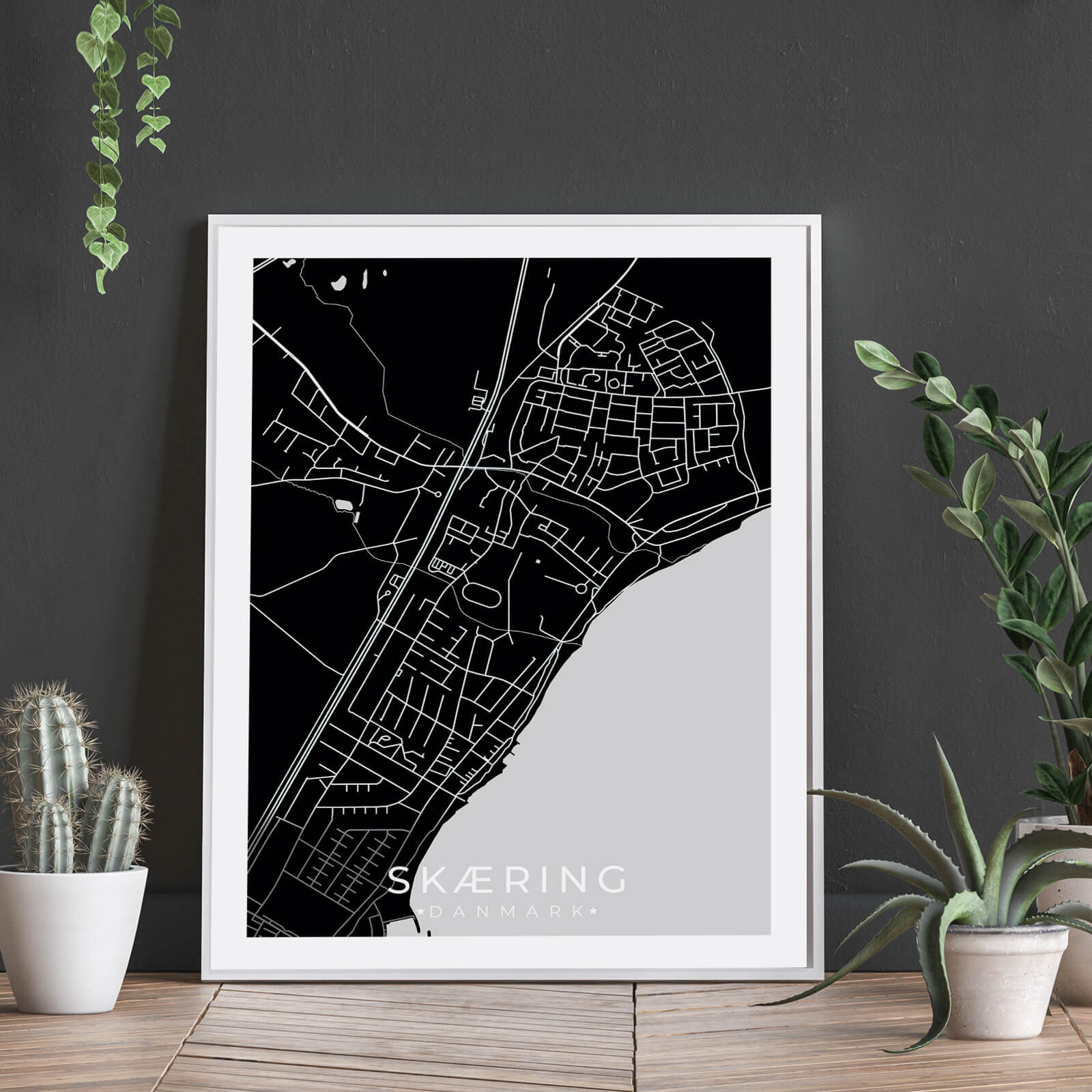 Skæring by plakat er perfekt boligplakat, til stuen. Denne Skæring plakat med området som motiv viser Skæring fra sin smukkeste side