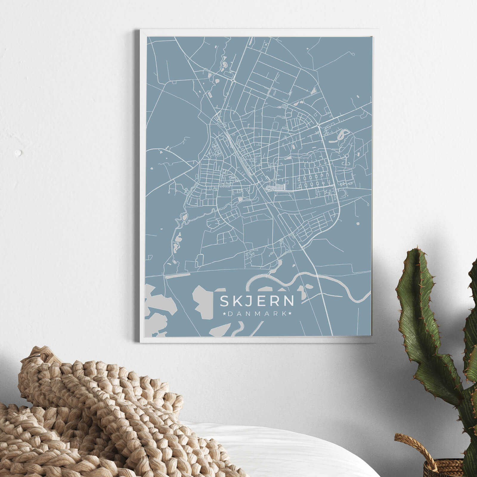 Skjern by plakat er perfekt boligplakat, til stuen. Denne Skjern plakat med området som motiv viser Skjern fra sin smukkeste side