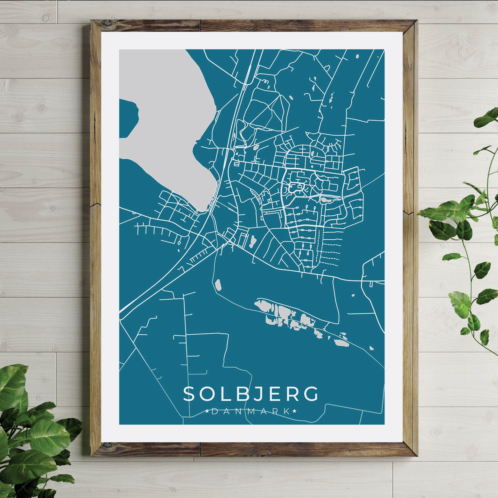 Solbjerg by plakat er perfekt boligplakat, til stuen. Denne Solbjerg plakat med området som motiv viser Solbjerg fra sin smukkeste side