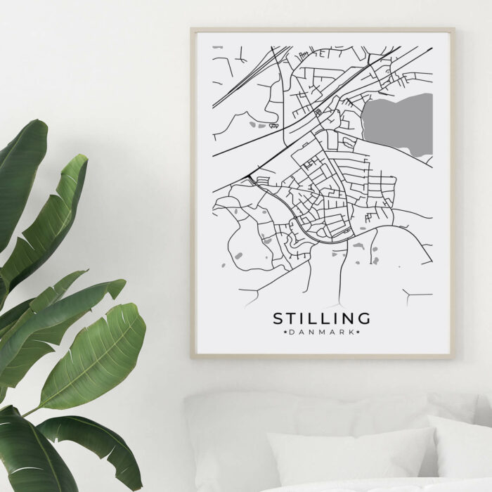 Stilling by plakat er perfekt boligplakat, til stuen. Denne Stilling plakat med området som motiv viser Stilling fra sin smukkeste side