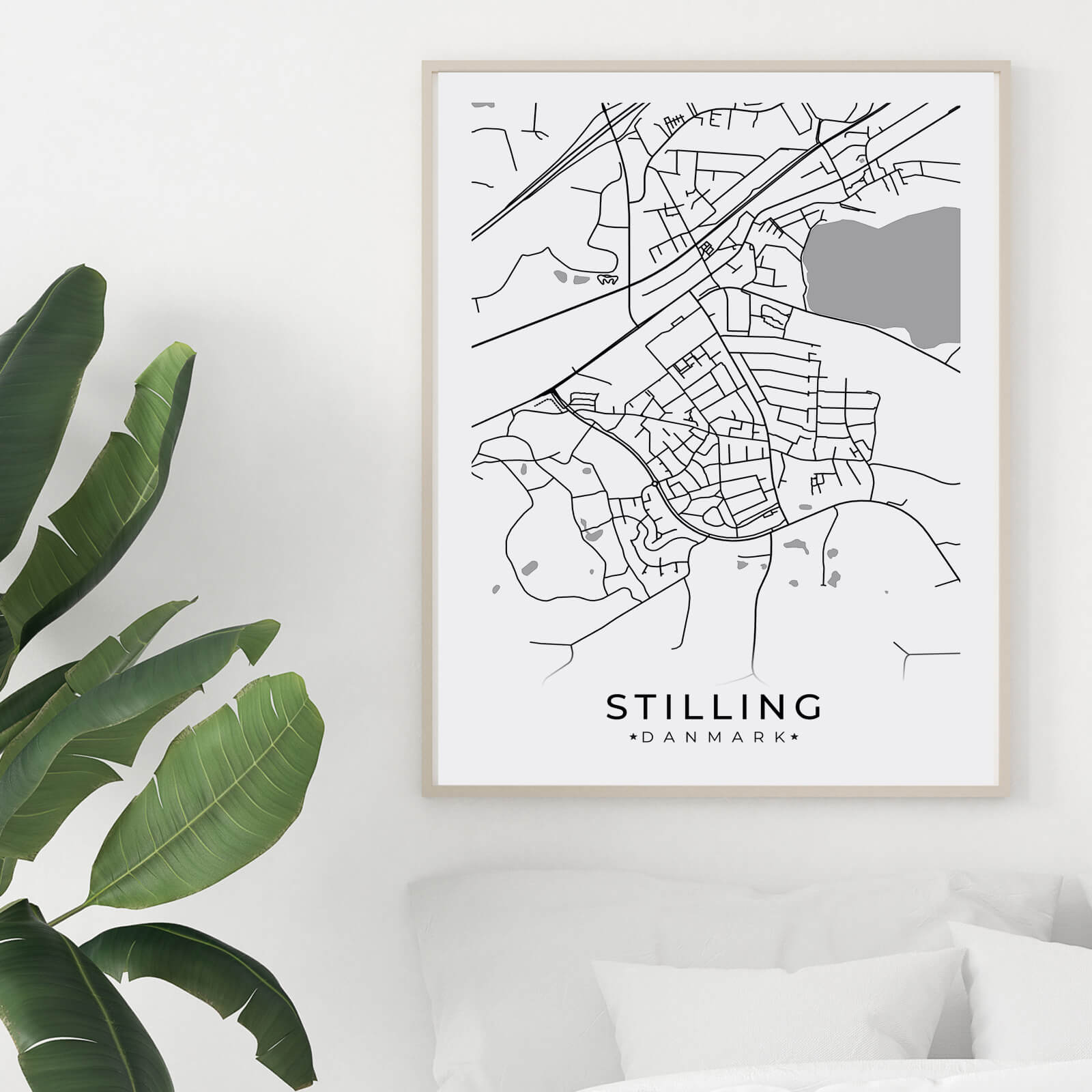 Stilling by plakat er perfekt boligplakat, til stuen. Denne Stilling plakat med området som motiv viser Stilling fra sin smukkeste side