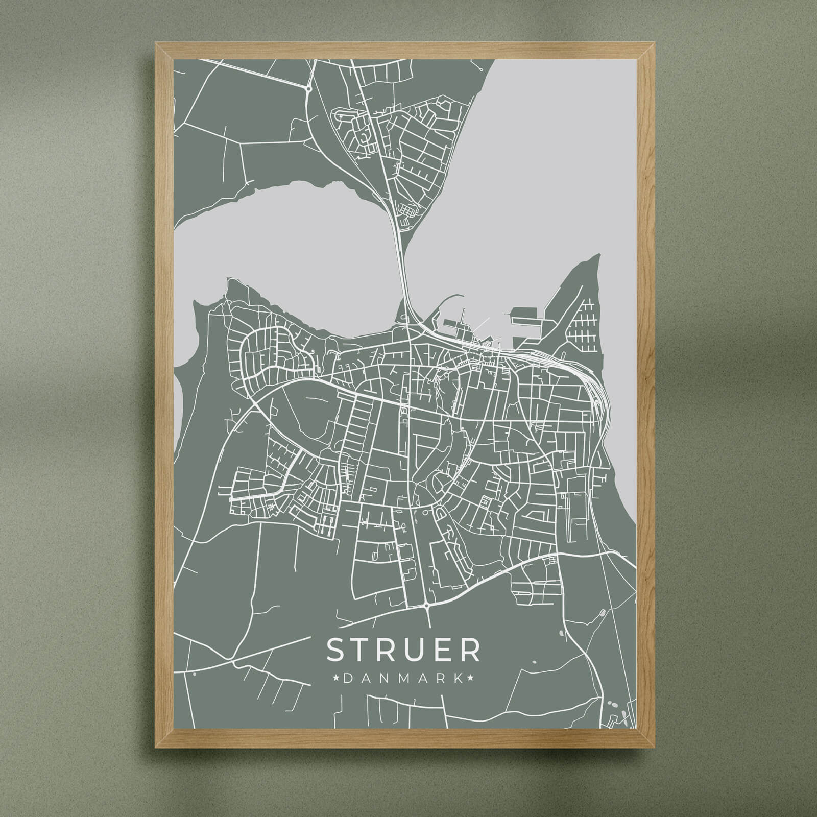 Struer by plakat er perfekt boligplakat, til stuen. Denne Struer plakat med området som motiv viser Struer fra sin smukkeste side