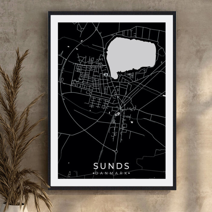 Sunds by plakat er perfekt boligplakat, til stuen. Denne Sunds plakat med området som motiv viser Sunds fra sin smukkeste side