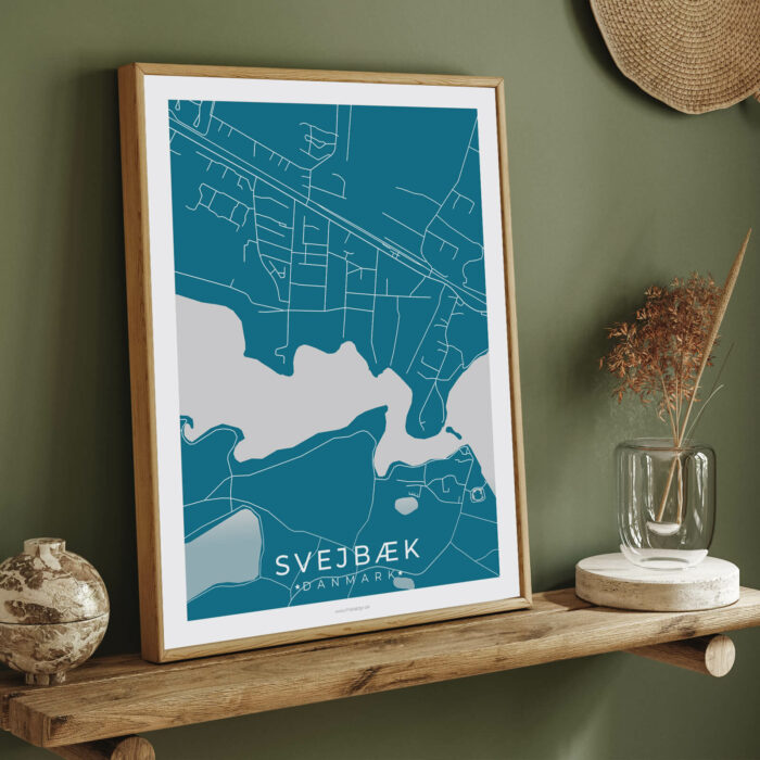 Svejbæk by plakat er perfekt boligplakat, til stuen. Denne Svejbæk plakat med området som motiv viser Svejbæk fra sin smukkeste side