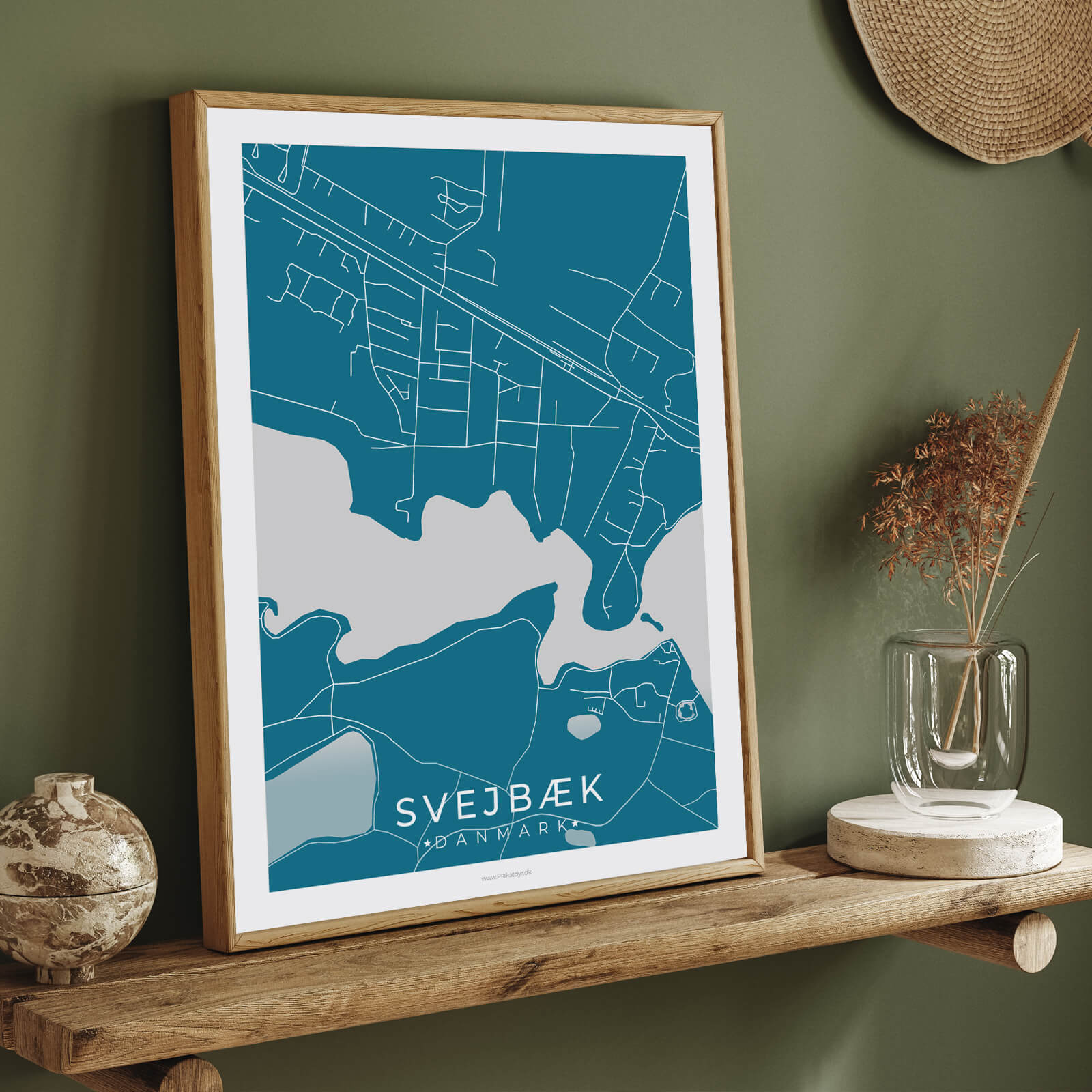 Svejbæk by plakat er perfekt boligplakat, til stuen. Denne Svejbæk plakat med området som motiv viser Svejbæk fra sin smukkeste side