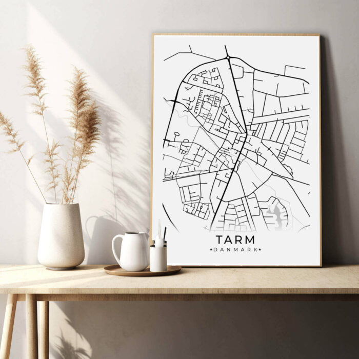Tarm by plakat er perfekt boligplakat, til stuen. Denne Tarm plakat med området som motiv viser Tarm fra sin smukkeste side