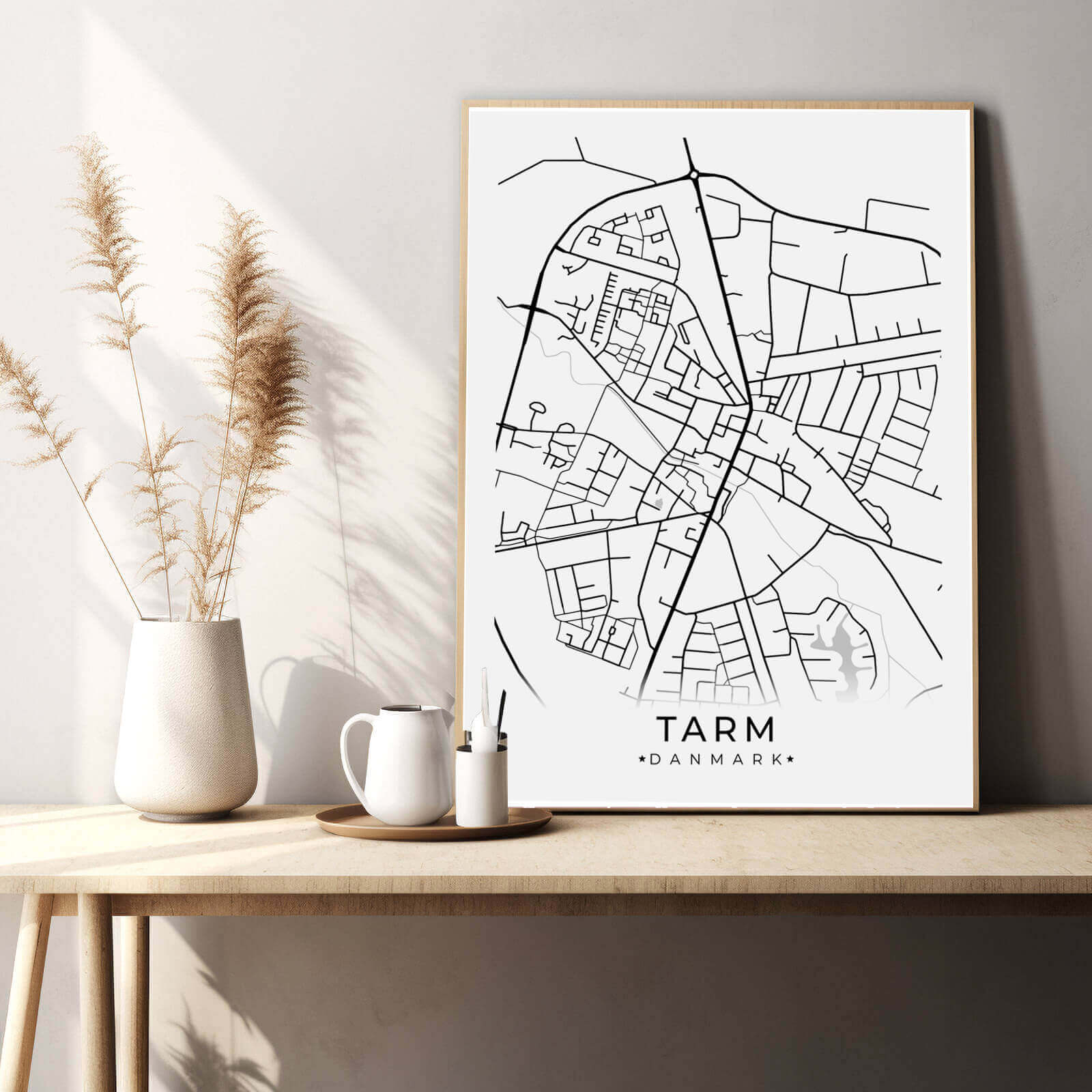 Tarm by plakat er perfekt boligplakat, til stuen. Denne Tarm plakat med området som motiv viser Tarm fra sin smukkeste side