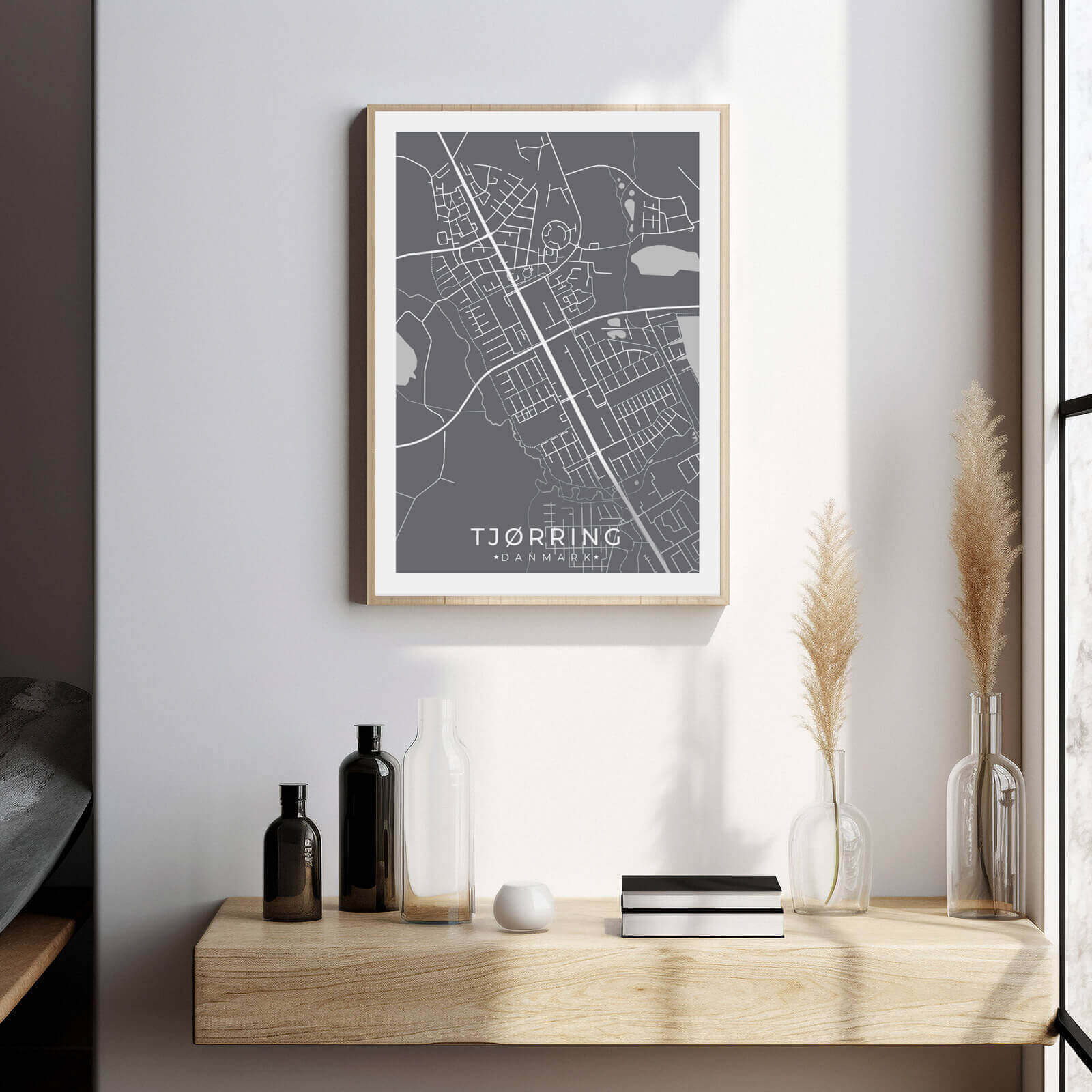 Tjørring by plakat er perfekt boligplakat, til stuen. Denne Tjørring plakat med området som motiv viser Tjørring fra sin smukkeste side