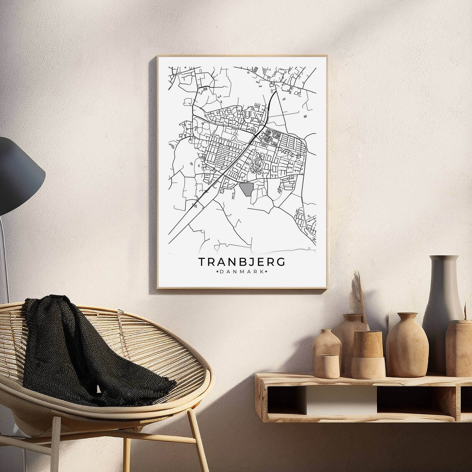 Tranbjerg by plakat er perfekt boligplakat, til stuen. Denne Tranbjerg plakat med området som motiv viser Tranbjerg fra sin smukkeste side
