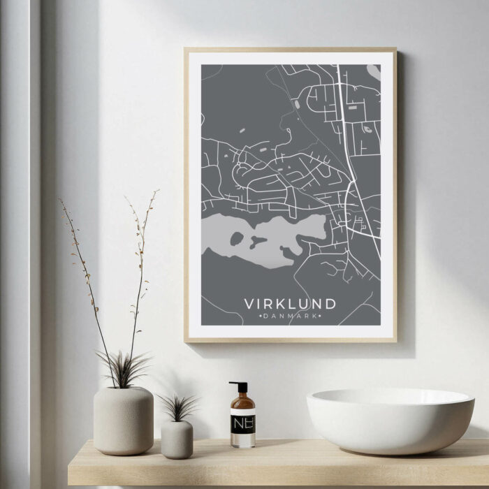 Virklund by plakat er perfekt boligplakat, til stuen. Denne Virklund plakat med området som motiv viser Virklund fra sin smukkeste side