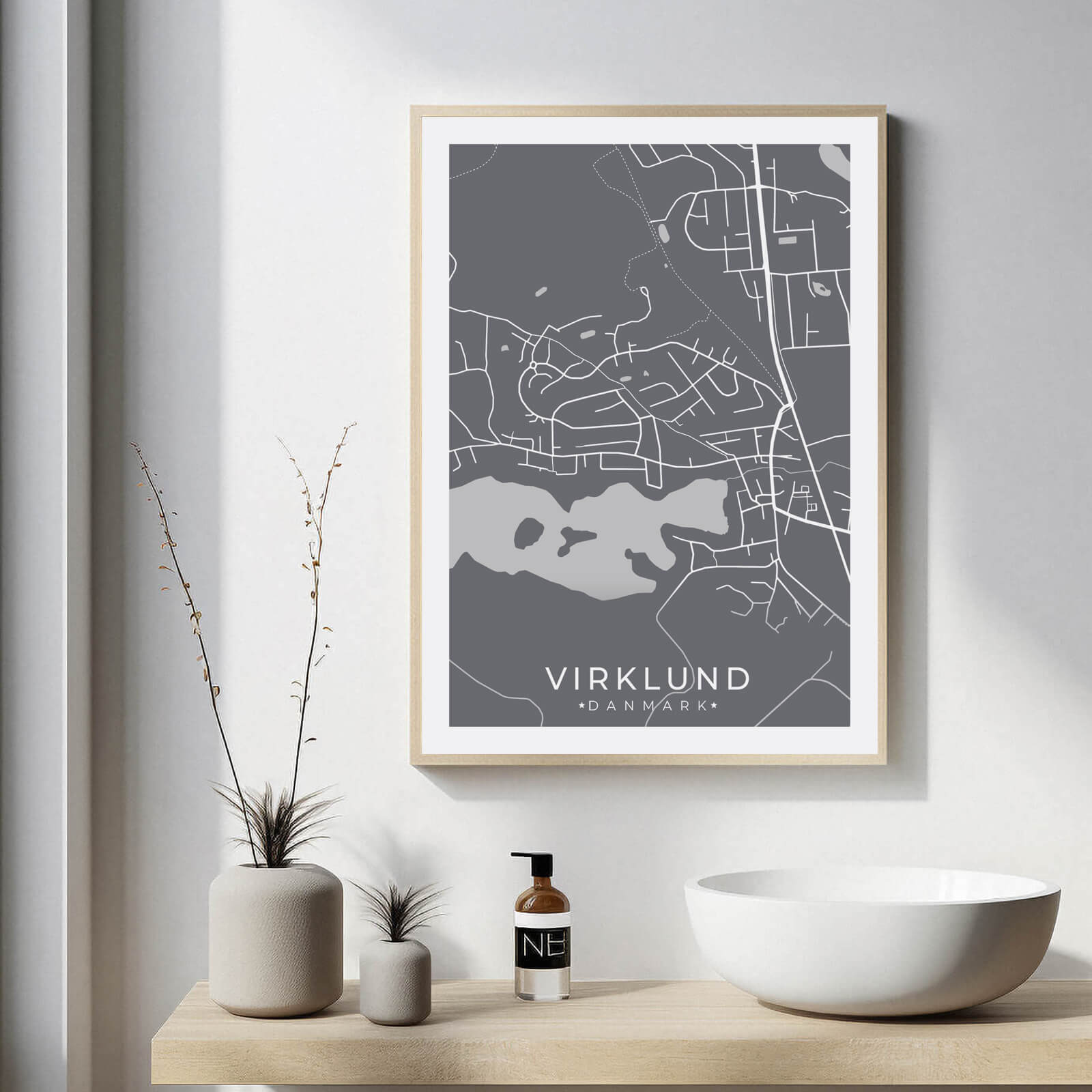 Virklund by plakat er perfekt boligplakat, til stuen. Denne Virklund plakat med området som motiv viser Virklund fra sin smukkeste side