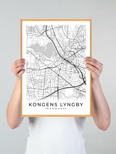 Kongens Lyngby plakat i sort. Detaljeret kort over byen i ramme. Minimalistisk design.