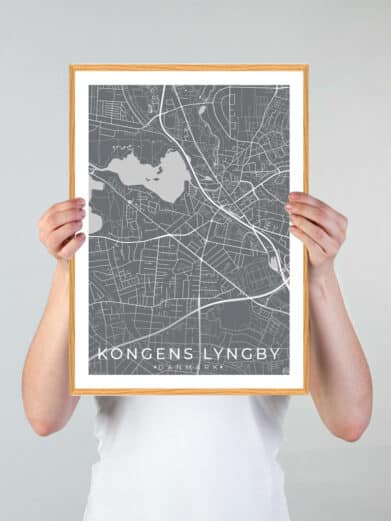 Sort Kongens Lyngby plakat med bykortdetaljer i ramme. Minimalistisk design, ideelt for stuen. Findes på tilbud!