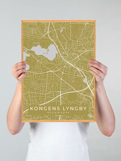 Kongens Lyngby byplakat i sort. Detaljeret kort over byen i gyldne farver, indrammet i træ. Perfekt vægkunst.