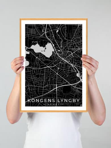 Kongens Lyngby plakat i sort. Minimalistisk bykort med gader og vandveje. Stilfuld vægkunst til hjemmet. På tilbud!