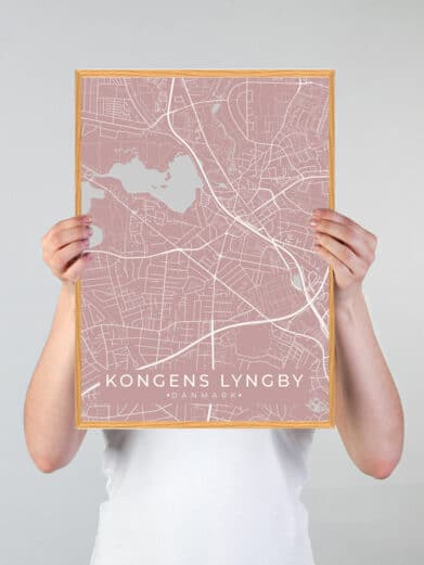 Kongens Lyngby by plakat - sort. Viser et detaljeret kort over byen i rosa og hvide linjer, indrammet i træ. Perfekt vægkunst.