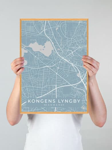 Kongens Lyngby plakat i sort. Viser et detaljeret kort over byen i en stilren, moderne udgave. Perfekt til væggen!