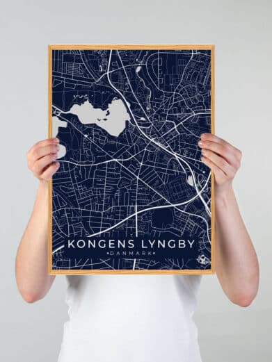 Kongens Lyngby plakat i sort. Viser et detaljeret kort over byen med gader og vandveje i en stilren, moderne design.